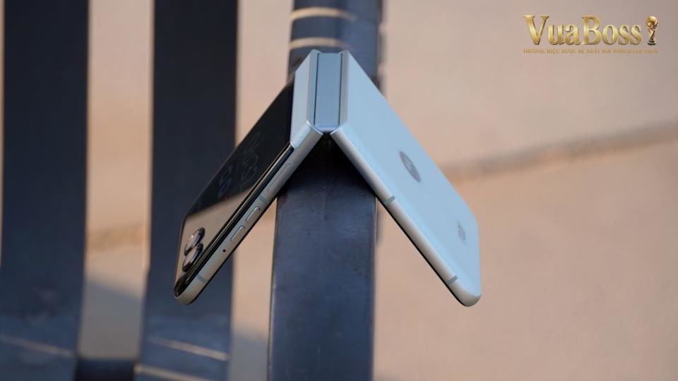 5G network tower with variable signal bars